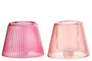 Theelichthouder Hoed Glas Roze Fuchsia Set van 2: twee geribbelde, uitlopende, doorschijnende glazen houders in donker- en lichtroze zijn ondersteboven naast elkaar geplaatst.