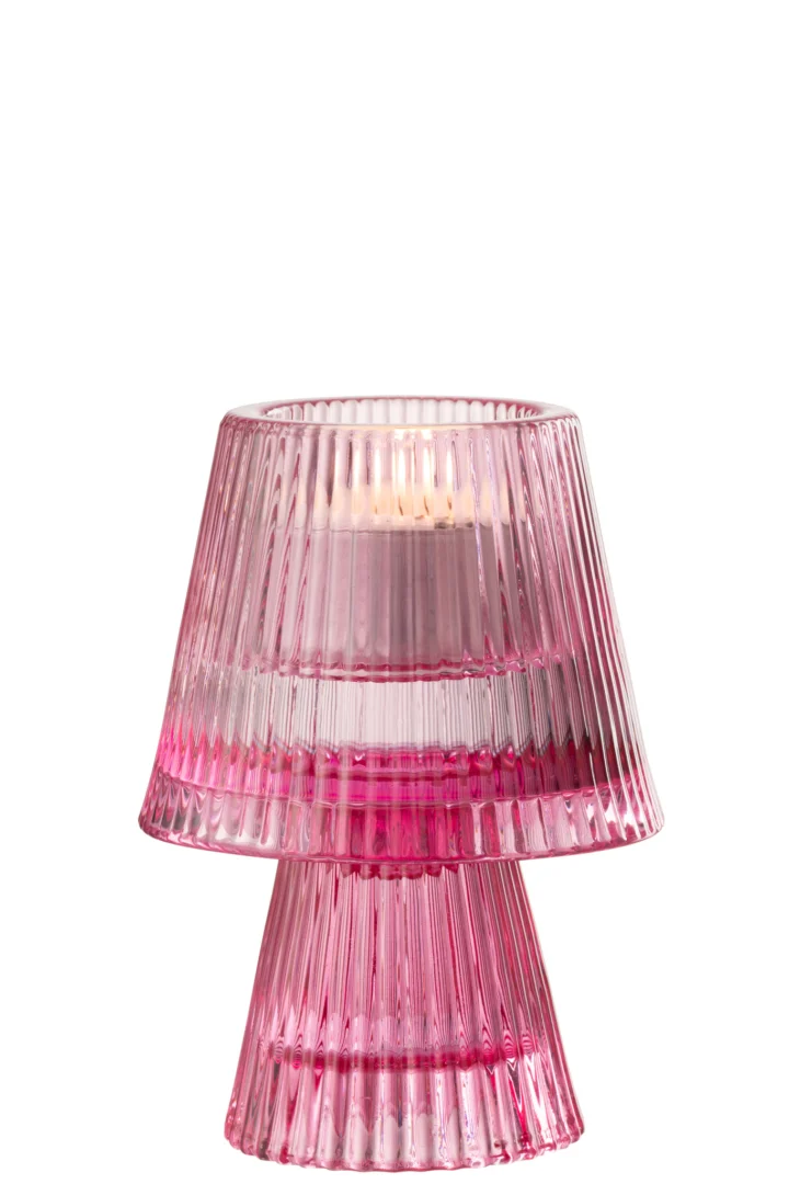 De Kaarsenhouder Hoed Glas Fuchsia is een roze, geribbelde glazen kandelaar in de vorm van een kleine tafellamp, perfect voor het uitstallen van een brandende kaars.