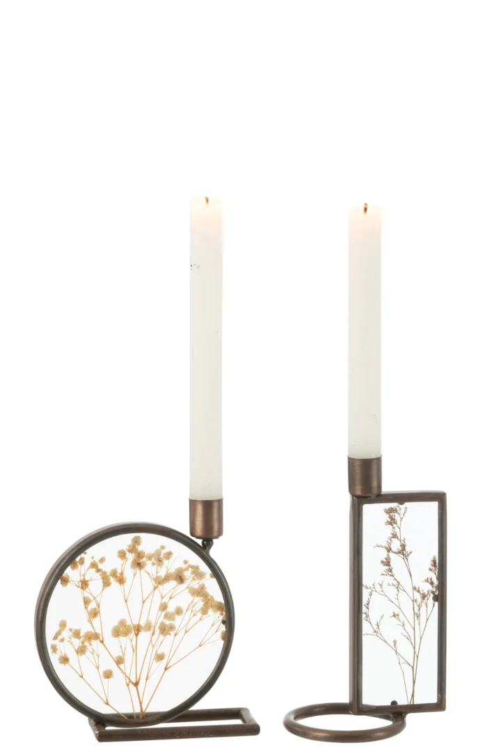 De Kaarsenhouder Mob IJzer Koper/Geel Set van 2 bestaat uit metalen kandelaars met witte conische kaarsen, elk met geperste gedroogde bloemen in ronde en rechthoekige kaders, tegen een witte achtergrond.
