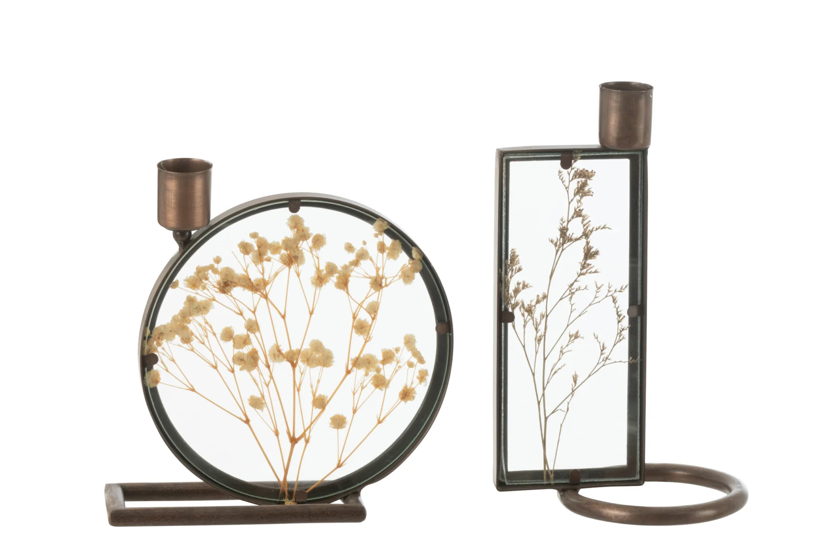 De Kaarsenhouder Mob IJzer Koper/Geel Set van 2 bestaat uit decoratieve metalen kandelaars met gedroogde bloemen in helder glas: een ronde met witte bloemen, de andere rechthoekig met beige stengels. Beide hebben een eenvoudig, modern ontwerp.