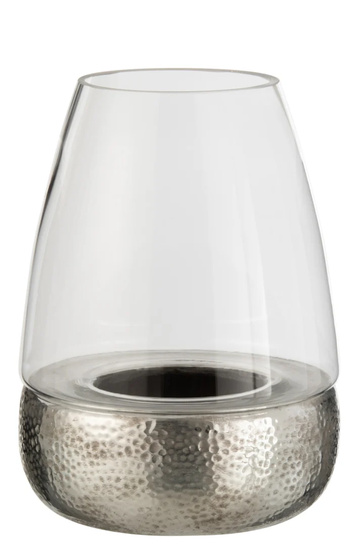De Kaarsenhouder Orkaan Aardewerk Glas Zilver is een vaas van helder glas met een brede opening, een afgeronde basis en een metallic gehamerd zilveren textuur aan de onderkant. De lege vaas staat op een witte achtergrond.