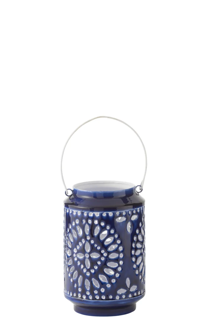 De Kaarsenhouder Orkaan Nag IJzer Blauw Wit Klein is een blauwe lantaarn van keramiek met witte bloemmotieven en een metalen handvat, rechtopstaand tegen een effen witte achtergrond.