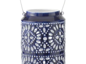 De Kaarsenhouder Orkaan Nag IJzer Blauw Wit Groot is een cilindervormige lantaarn van blauw keramiek met een wit metalen handvat en ingewikkelde bloemvormige uitsparingen die licht doorlaten.
