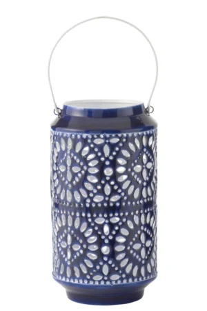 De Kaarsenhouder Orkaan Nag IJzer Blauw Wit Groot is een cilindervormige lantaarn van blauw keramiek met een wit metalen handvat en ingewikkelde bloemvormige uitsparingen die licht doorlaten.
