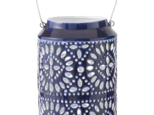 De Kaarsenhouder Orkaan Nag IJzer Blauw Wit Groot is een cilindervormige lantaarn van blauw keramiek met een wit metalen handvat en ingewikkelde bloemvormige uitsparingen die licht doorlaten.