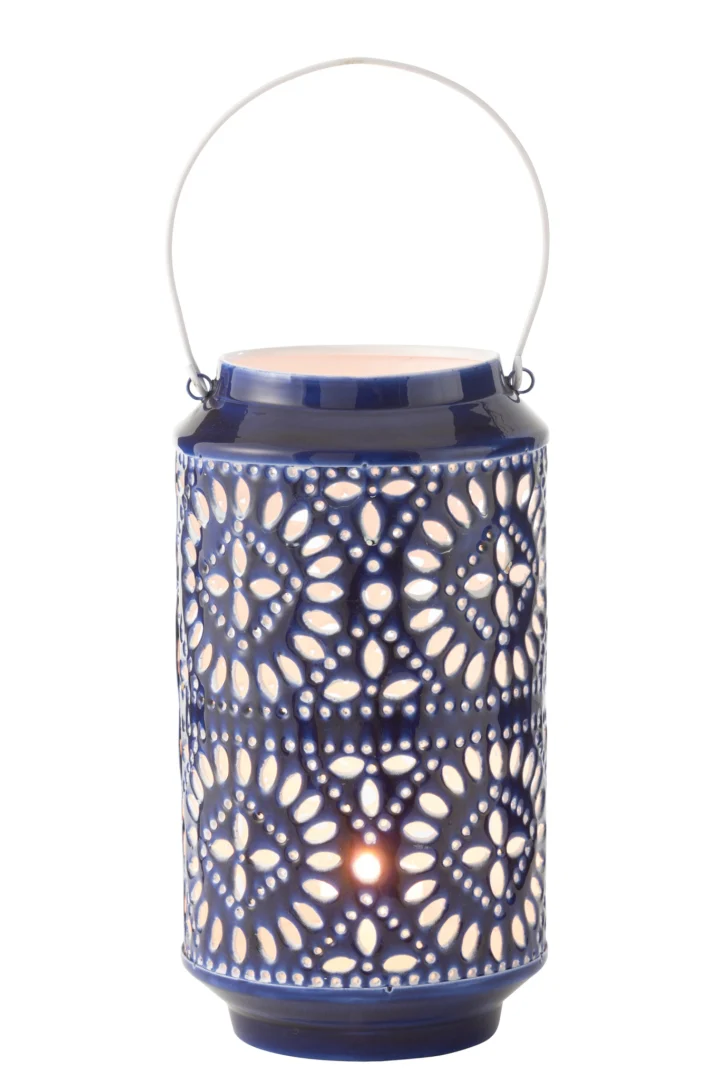 De Kaarsenhouder Orkaan Nag IJzer Blauw Wit Groot is een blauw-witte lantaarn met een ingewikkeld uitgesneden ontwerp, een ronde boven- en onderkant en een metalen handvat om te dragen of op te hangen, waardoor het licht er prachtig doorheen schijnt.