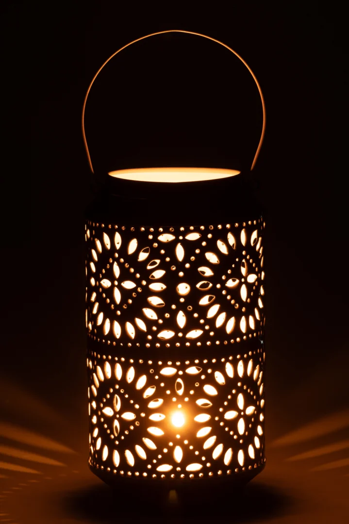 De Kaarsenhouder Orkaan Nag IJzer Blauw Wit Groot werpt een warme oranje gloed en ingewikkelde, symmetrische patronen op omringende oppervlakken wanneer deze wordt aangestoken, waardoor een decoratief effect ontstaat in donkere omgevingen.