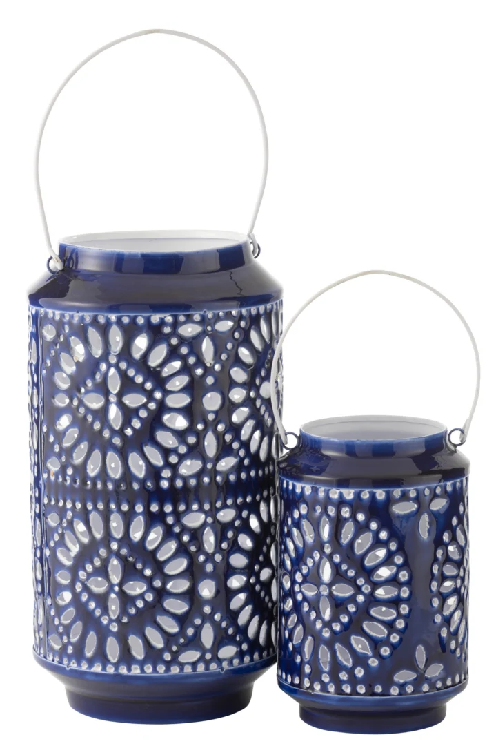 De Kaarsenhouder Orkaan Nag IJzer Blauw Wit Groot, een blauwe metalen lantaarn met ingewikkelde uitgesneden patronen en een wit handvat, staat hoog tegen een witte achtergrond.