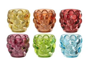 Theelichthouder Lopa Glas Mix Set van 6: zes kleurrijke, ronde glazen kandelaars met verhoogde bubbelpatronen in geel, oranje, rood, roze, groen en blauw, gerangschikt in twee rijen op een witte achtergrond.