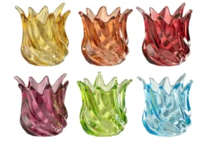 Theelichthouder Popa Glas Mix Set van 6: Zes glanzende, golvende glazen kandelaars in geel, oranje, rood, roze, groen en blauw met gedraaide, gebeeldhouwde ontwerpen - perfect gerangschikt in twee rijen voor een levendig display.