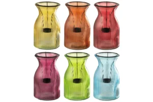 De Theelichthouder Popa Glas Mix Set van 6 op Dienblad heeft zes geribbelde glazen vazen in geel, oranje, rood, roze, groen en blauw, elk met een handvat van zwart draad en een klein zwart onderdeel binnenin, gerangschikt in twee rijen van drie.