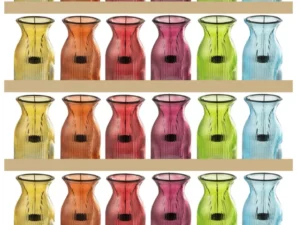 Vijf houten planken tonen rijen Pallet 150x Theelichthouder Popa Glas Mix, gerangschikt in oranje, groen, geel, blauw en roze. De gelijkmatig verdeelde glazen houders creëren een symmetrische en georganiseerde look.