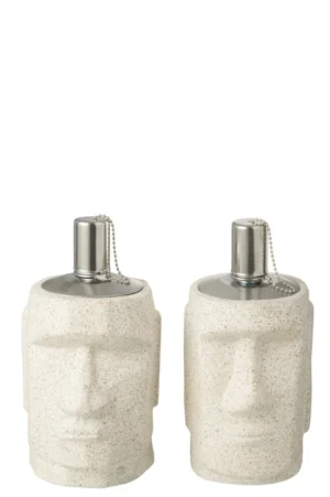 De Vuurkorf Moai Cement Grijs Set van 2 heeft twee steenachtige dispensers in de vorm van gestileerde menselijke gezichten met metalen bovenkanten en kettingen, beige gestructureerde oppervlakken en minimale gezichtsdetails, naast elkaar op een witte achtergrond.