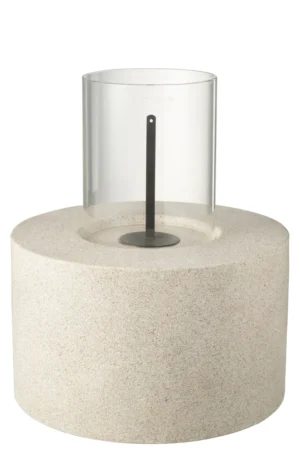 De Vuurkorf Boom MGO Grijs heeft een cilindrische glazen kandelaar met een metalen voet, in het midden van een ronde, gestructureerde, lichtgrijze stenen plateau.