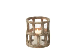 De Kaarsenhouder Orkaan Antiek Polyresin Glas Groot heeft een brandende witte kaars in een heldere glazen houder, omgeven door een rustieke ronde metalen kooi met een verweerde afwerking, tegen een effen witte achtergrond.