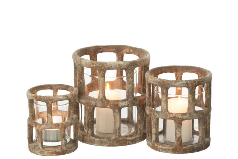 Drie brandende kaarsen staan in de Kaarsenhouder Orkaan Antiek Polyresin Glas Groot houders - robuuste, cilindervormige ontwerpen gemaakt van verweerd polyresin en glas. De houders, in verschillende hoogtes, staan naast elkaar op een witte achtergrond.
