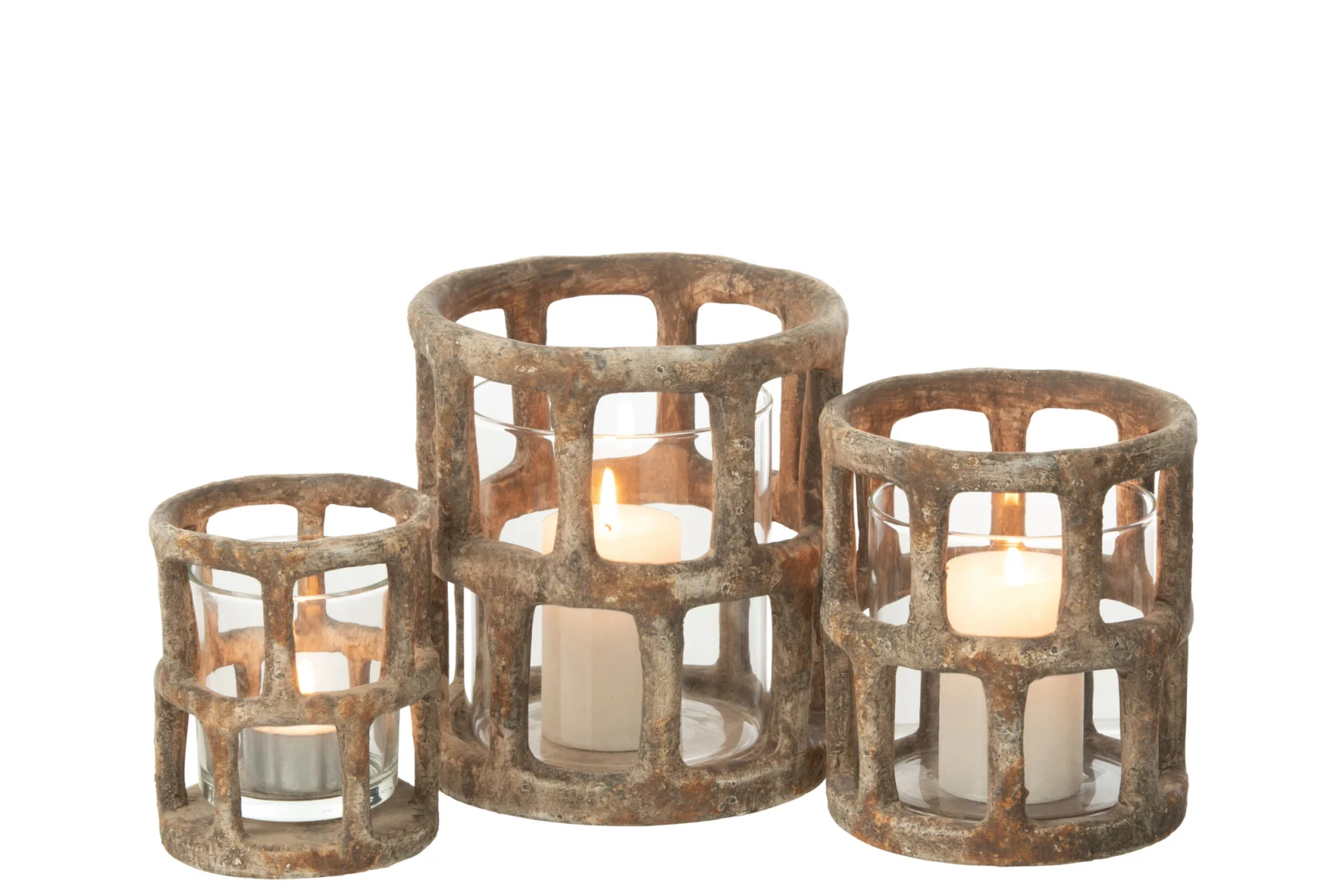 Drie brandende kaarsen staan in de Kaarsenhouder Orkaan Antiek Polyresin Glas Groot houders - robuuste, cilindervormige ontwerpen gemaakt van verweerd polyresin en glas. De houders, in verschillende hoogtes, staan naast elkaar op een witte achtergrond.