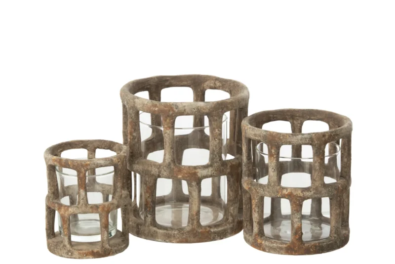 De Kaarsenhouder Orkaan Antiek Polyresin Glas Groot is een kaarsenhouder van helder glas in een rustiek, antiek metalen frame met open raster, perfect om charme toe te voegen aan elke ruimte. Afgebeeld tegen een witte achtergrond.