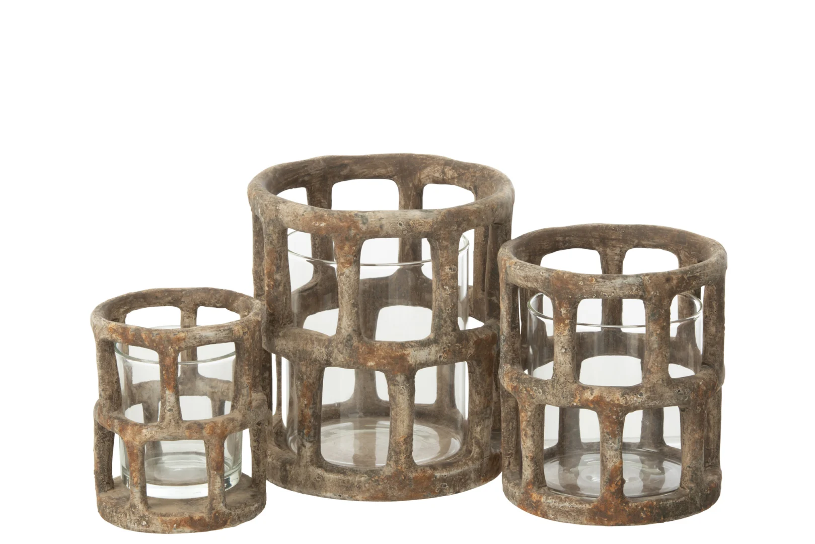 De Kaarsenhouder Orkaan Antiek Polyresin Glas Groot is een kaarsenhouder van helder glas in een rustiek, antiek metalen frame met open raster, perfect om charme toe te voegen aan elke ruimte. Afgebeeld tegen een witte achtergrond.