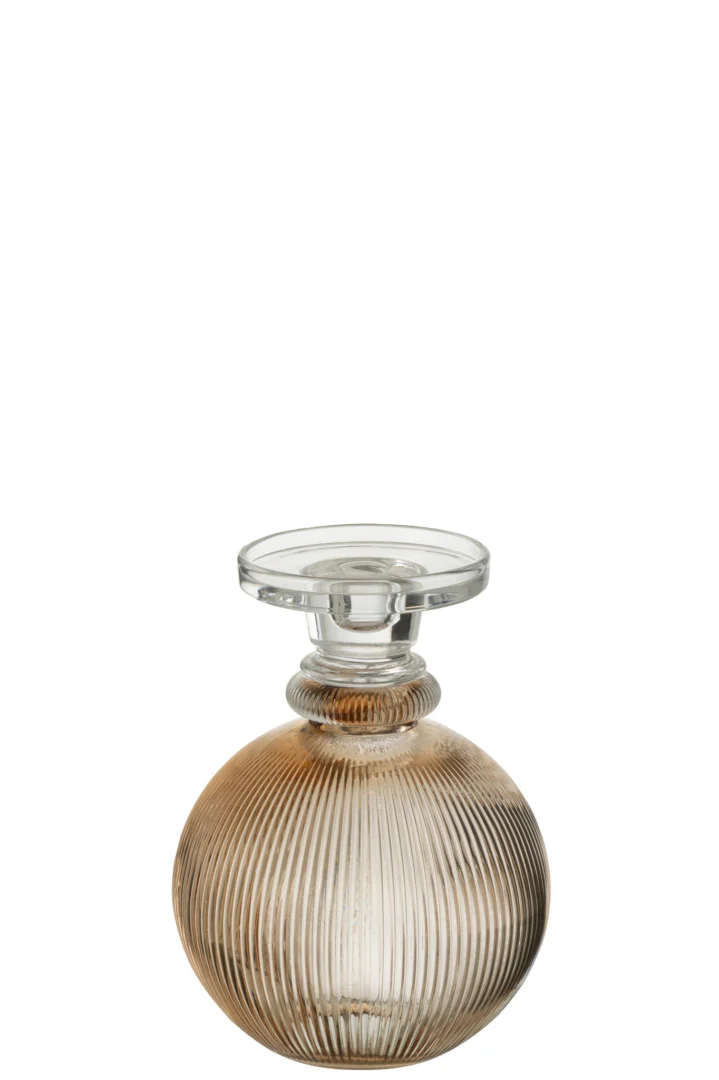 De Kaarsenhouder/Vaas Malik Glas Rond in taupe en transparant is een ronde, geribbelde glazen vaas met een smalle hals, een kleine platte opening en een verloop van bruin aan de onderkant naar helder aan de bovenkant.