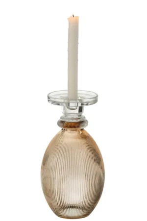 De Kaarsenhouder/Vaas Malik Glas Rond Taupe/Transparant is een geribbelde, ronde glazen kandelaar in een taupe en transparante afwerking, met een korte witte kaars bovenop en een heldere glazen rand voor ondersteuning.
