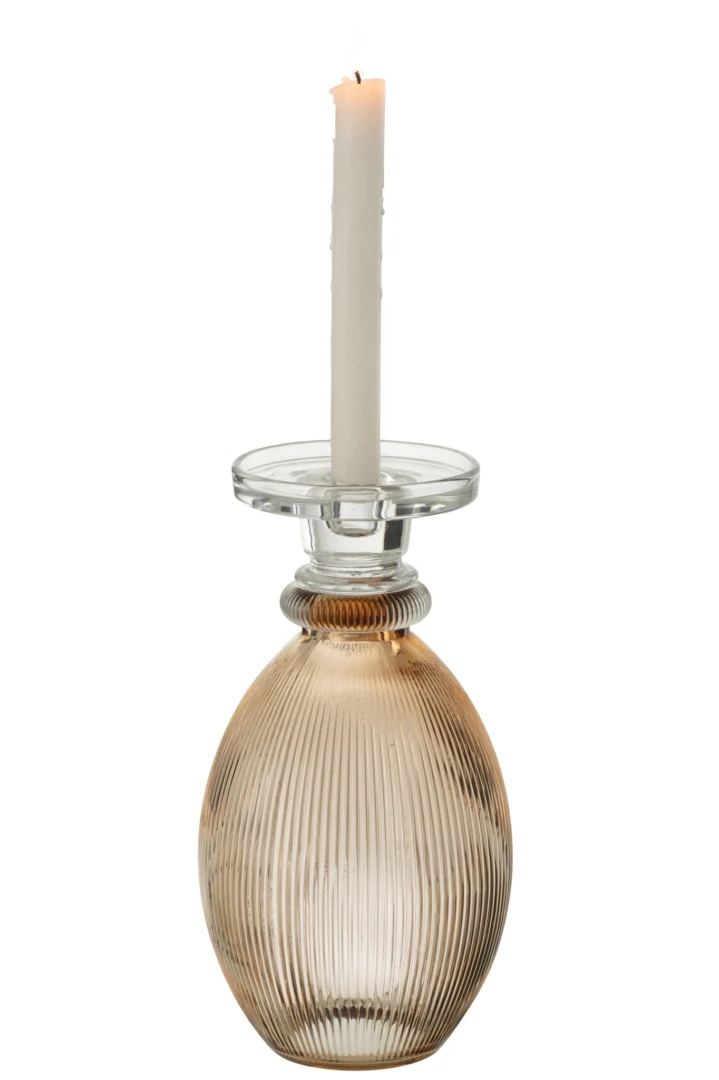De Kaarsenhouder/Vaas Malik Glas Rond Taupe/Transparant is een geribbelde, ronde glazen kandelaar in een taupe en transparante afwerking, met een korte witte kaars bovenop en een heldere glazen rand voor ondersteuning.