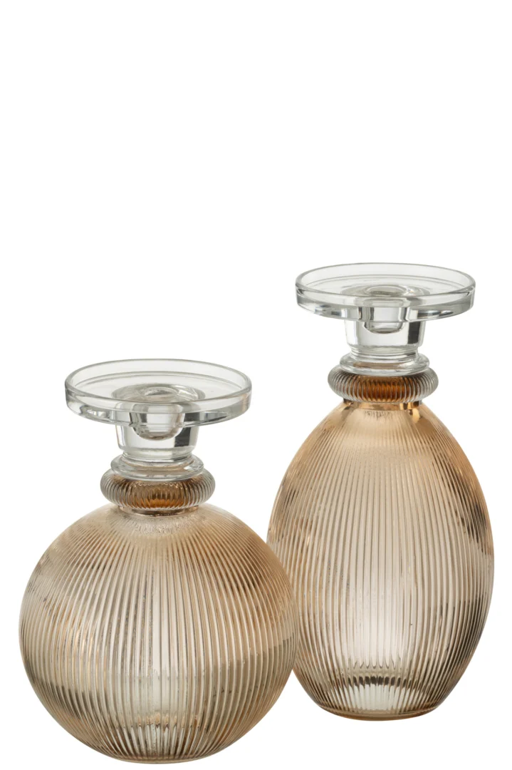 Set van twee Kaarsenhouder/Vaas Malik Glas Rond Taupe/Transparant kandelaars met geribbeld, goudbruin getint glas en platte, heldere bovenkant. Ze hebben elk een vintage look; eentje is iets hoger voor een elegante display.