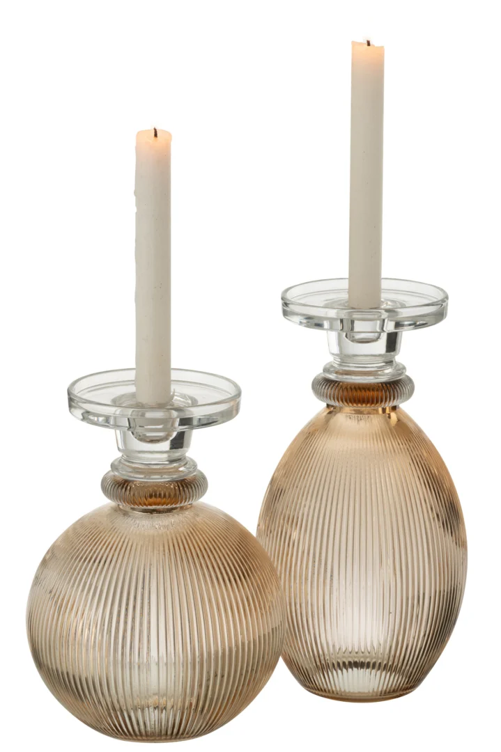 Set van twee Kaarsenhouder/Vaas Malik Glas Rond Taupe/Transparant, geribbelde glazen houders met ronde voet en brede, platte rand. Elk heeft een witte conische kaars; het glas is taupe/transparant met geribbelde textuur. Kaarsen niet inbegrepen.