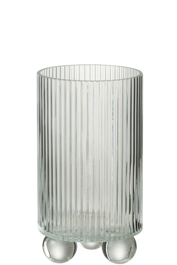 De Orkaan Clara Glas Transparant Groot - Kaarsenhouder is een heldere, geribbelde glazen beker met een cilindrische vorm en drie ronde glazen bolpootjes aan de onderkant, rechtopstaand tegen een effen witte achtergrond.