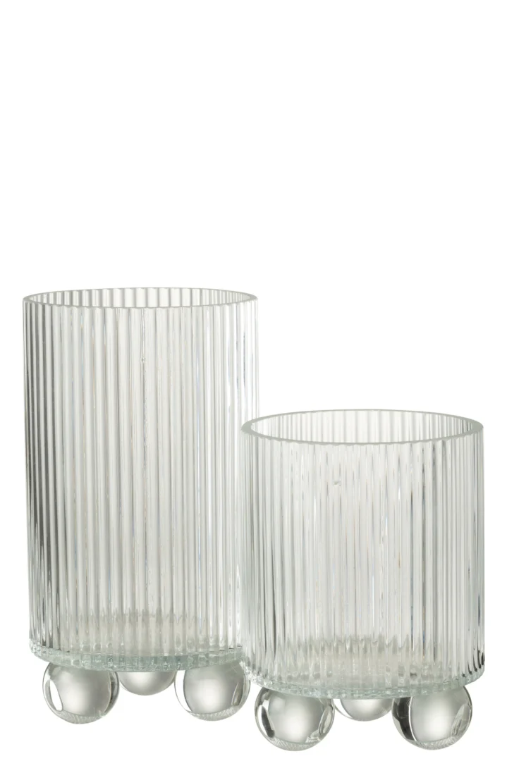 De Orkaan Clara Glas Transparant Groot - Kaarsenhouder is een vaas van helder glas met een verticale geribbelde textuur, staande op drie ronde glazen pootjes. Het moderne, minimalistische ontwerp maakt er een elegant decorstuk van.
