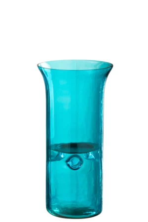 De Orkaan Tarifa Smal Glas Azuurblauw Medium kaarsenhouder is een hoge, cilindervormige groenblauwe glazen vaas met een brede uitlopende rand en een kleine ronde inkeping aan de zijkant, tegen een witte achtergrond.