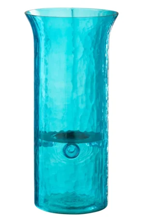 De Orkaan Tarifa Smal Glas Azuur Extra Groot is een hoge, cilindervormige kandelaar van turquoise glas met een brede uitlopende rand en een gestructureerd, gehamerd oppervlak.