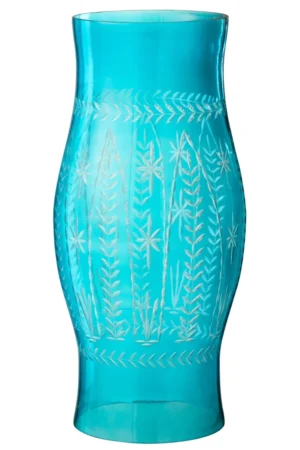 De Orkaan Tarifa Glas Azuurblauw Groot - Kaarsenhouder is een hoge, doorschijnende turquoise kandelaar met een zacht gebogen vorm en geëtste witte blad- en geometrische patronen.