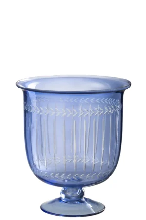 De Orkaan/Vaas Tarifa Glas Blauw - Kaarsenhouder is een houder van doorschijnend blauw glas met een uitlopende rand, een korte voet en geëtste verticale lijnen en bladmotieven rond de zijkanten.
