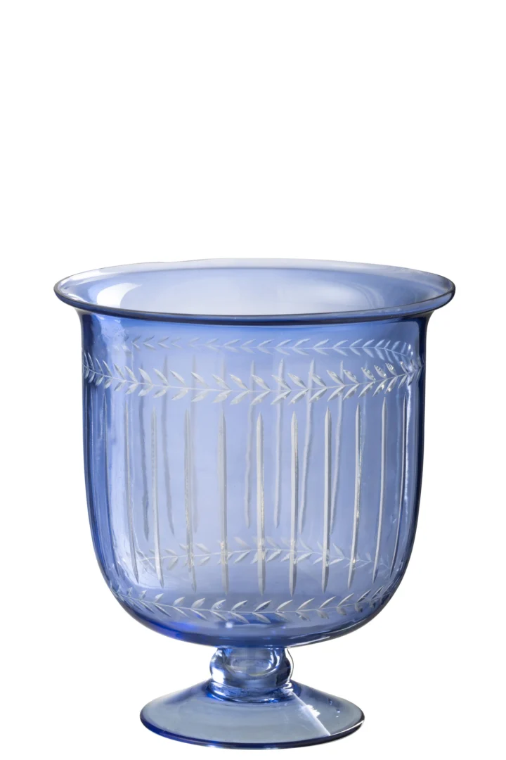 De Orkaan/Vaas Tarifa Glas Blauw - Kaarsenhouder is een houder van doorschijnend blauw glas met een uitlopende rand, een korte voet en geëtste verticale lijnen en bladmotieven rond de zijkanten.