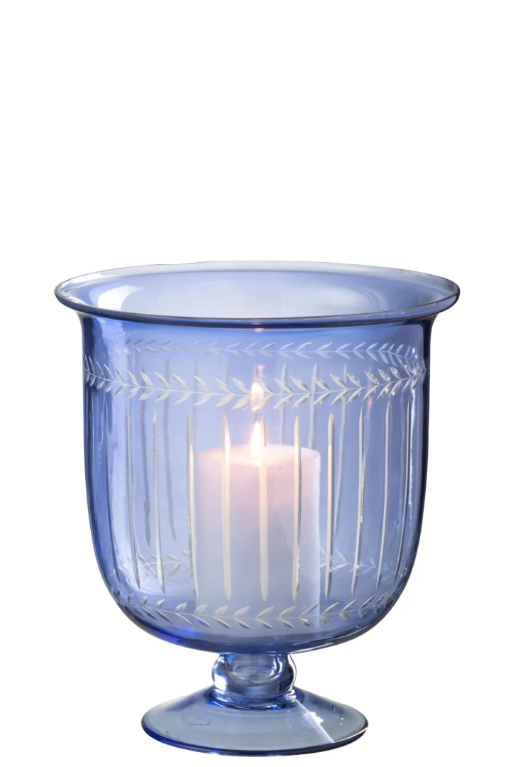 Een Orkaan/Vaas Tarifa Glas Blauw - Kaarsenhouder, van blauw geëtst glas met een uitlopende rand en voetstuk, houdt een brandende witte kaars tegen een witte achtergrond.