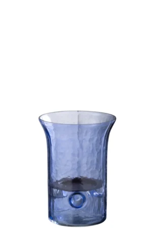 Het Orkaan Tarifa Smal Glas Blauw Extra Klein - Kaarsenhouder is een doorschijnend blauw glas met een uitlopende rand, een gestructureerd oppervlak en een ronde inkeping bij de basis, rechtopstaand tegen een witte achtergrond.