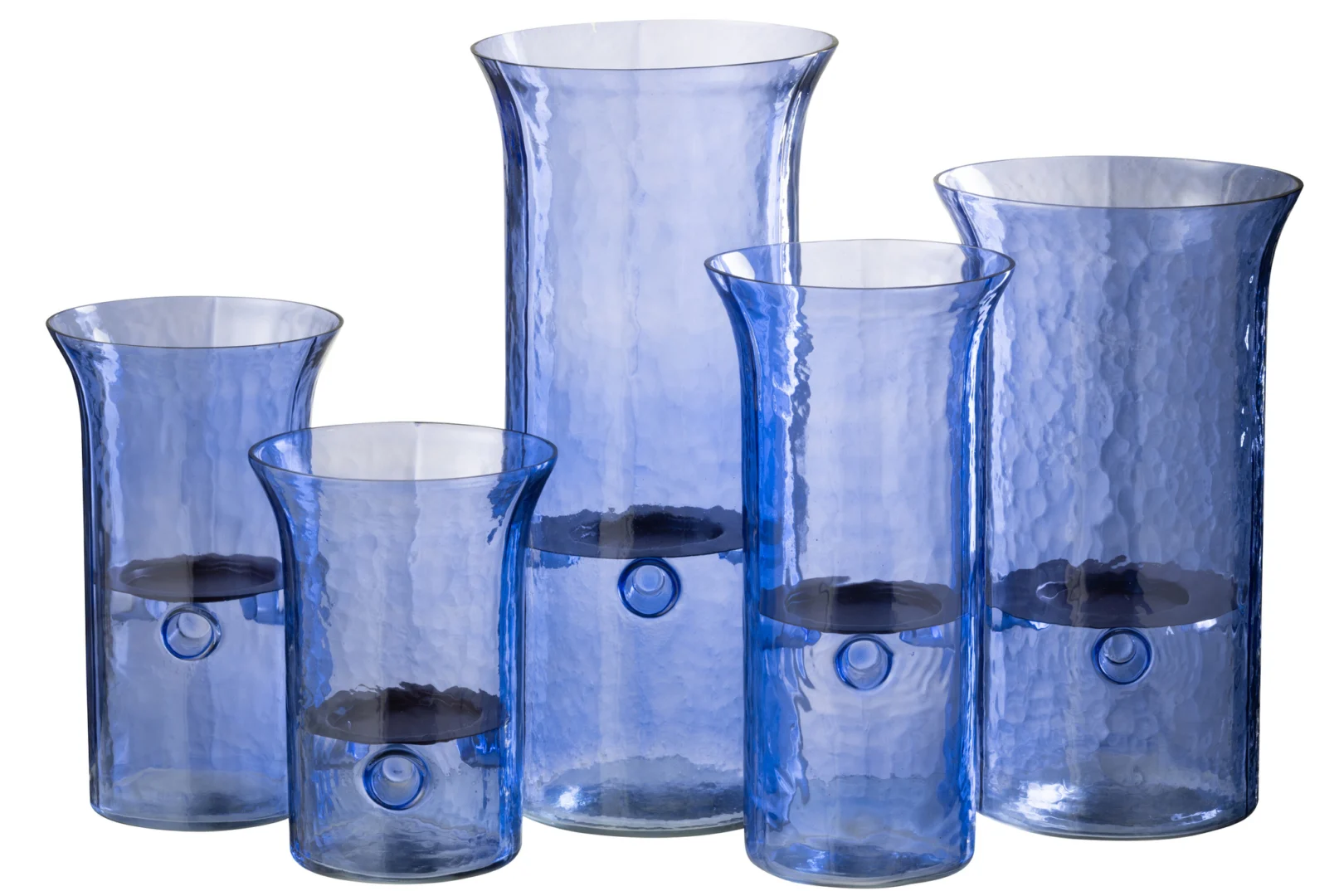 Vijf Orkaan Tarifa Smal Glas Blauw Extra Groot kaarsenhouders van verschillende hoogtes zijn gegroepeerd, met een ronde basis, brede uitlopende rand en doorschijnend blauw structuurglas met een reflecterende afwerking.