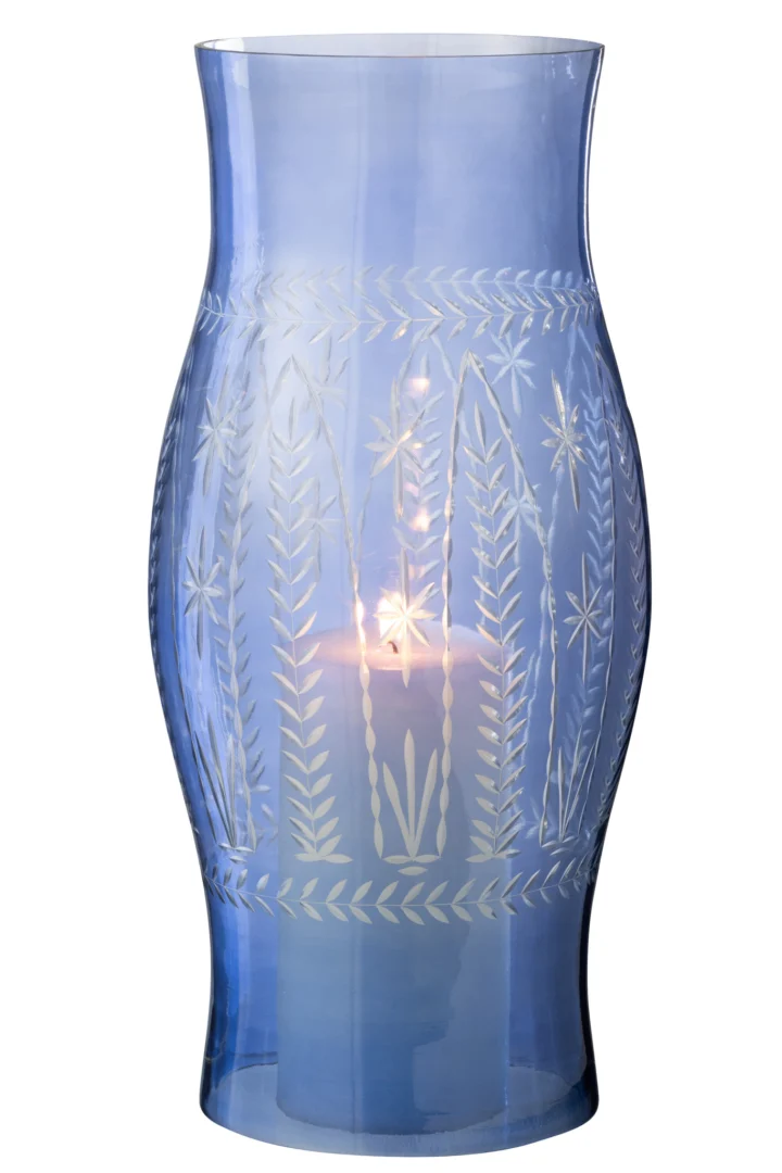De Orkaan Tarifa Glas Blauw Groot - Kaarsenhouder is een kaarsenhouder van blauw glas met delicate geëtste blad- en wijnrankpatronen, ontworpen om een brandende kaars in te plaatsen die een warme, zachte gloed verspreidt.