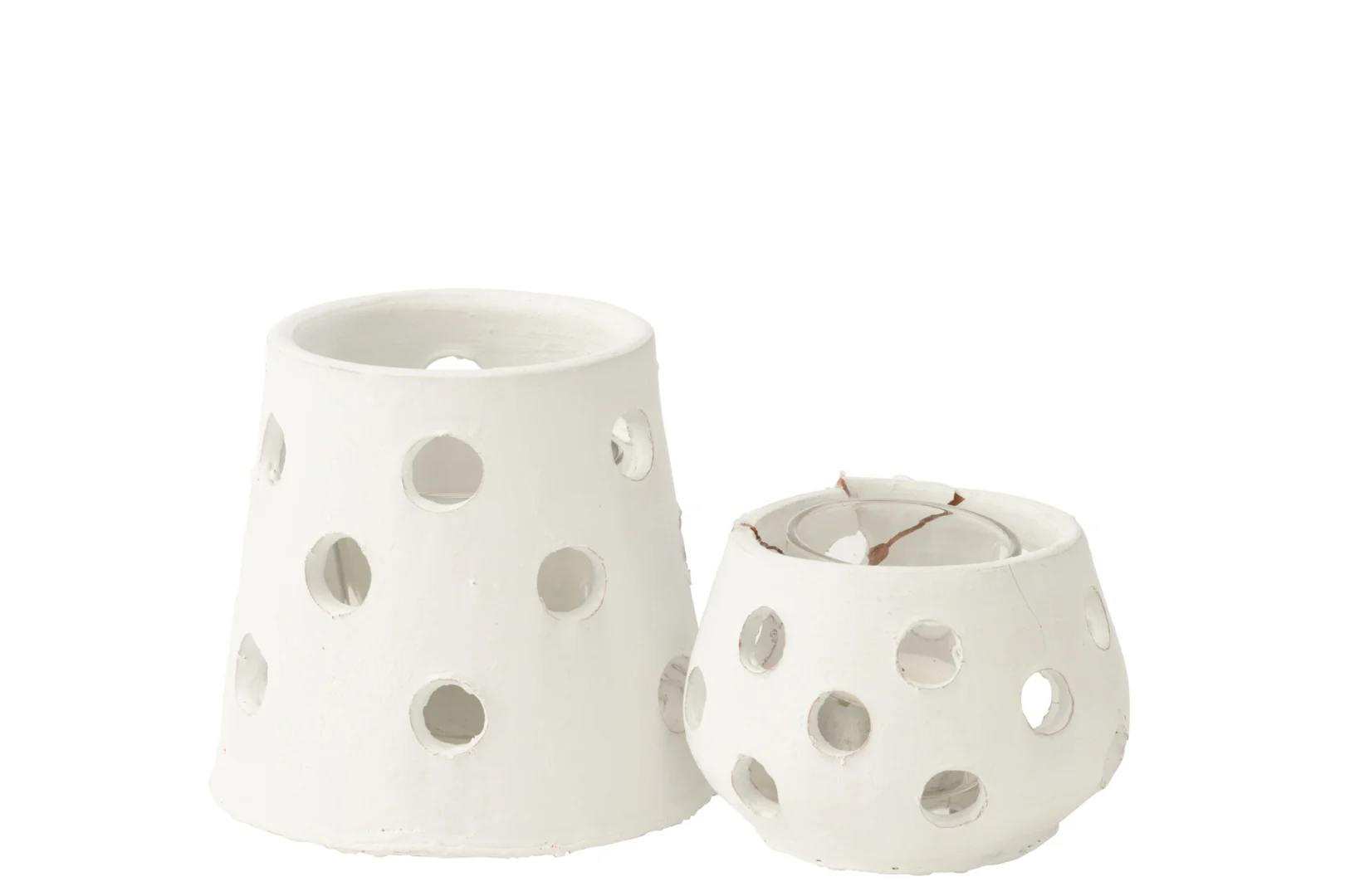 Theelichthouder Ibiza Klei/Glas Wit Smal: twee witte kandelaars van keramiek met ronde uitsparingen, de ene kegelvormig en groot, de andere ronder en korter. Weergegeven op een effen witte achtergrond.