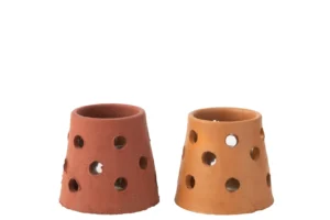 Set van 2 Theelichthouder Gaia Smal kandelaars van roodbruine klei, elk met een conische vorm en ronde gaten aan de zijkant, naast elkaar op een witte achtergrond.