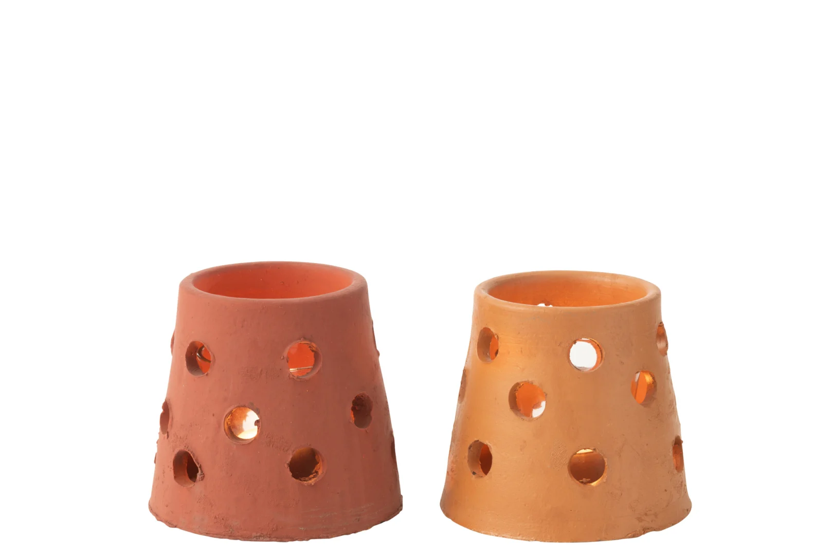 De Theelichthouder Gaia Smal Klei Glas Rood Bruin Set van 2 heeft twee theelichthouders van klei - met brede bovenkant, smalle onderkant en ronde gaatjes aan de zijkant - in roodbruin en lichtoranje, beide tegen een witte achtergrond.
