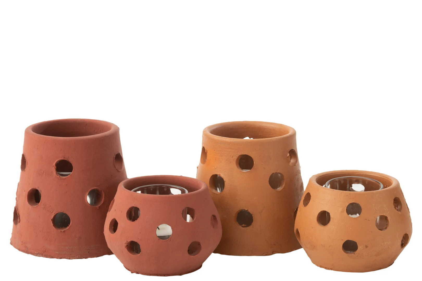 Een set van twee Theelichthouder Gaia Smal Klei Glas Rood Bruin kandelaars met unieke vormen en ronde uitsparingen, tegen een witte achtergrond.