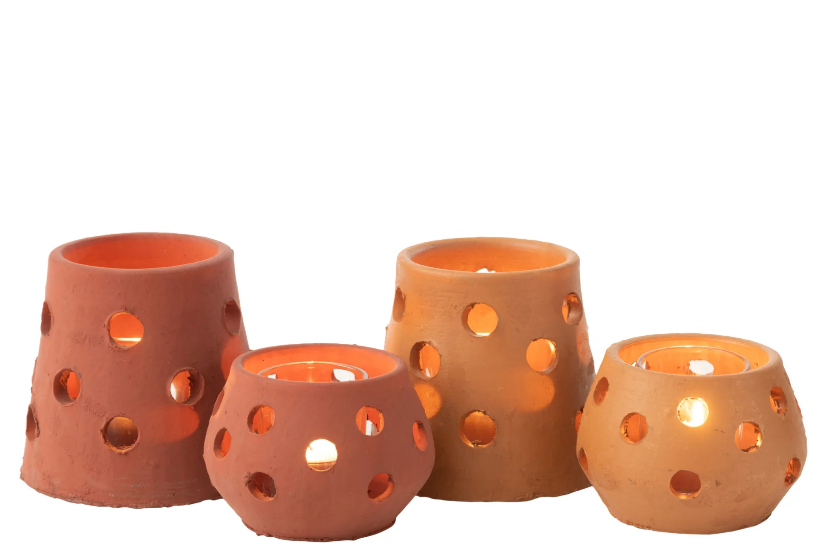 De set "Theelichthouder Gaia Smal Klei Glas Rood Bruin Set van 2" heeft twee kandelaars van keramiek in aardse roodbruine tinten met ronde uitsparingen, elk met een gloeiend waxinelichtje op een witte achtergrond.