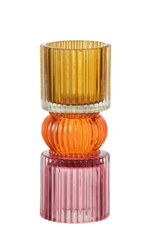 De Kaarsenhouder Jazzy Glas Mix bestaat uit drie gestapelde, geribbelde glazen votiefkandelaars in geel, oranje en roze, elk met een uniek structuurpatroon, tegen een witte achtergrond.
