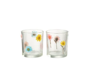 De Posy Glas Mix Set van 2 - Theelichthouders Kaarsenhouders heeft twee heldere glazen houders versierd met kleurrijke blauwe, gele en roze margrietachtige geperste bloemen op een witte achtergrond.