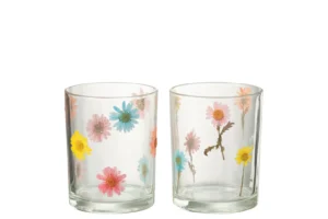 De Kaarsenhouder Orkaan Posy Glas Mix Groot Set van 2 bestaat uit twee heldere glazen bekers met levendige madeliefbloemmotieven in roze, blauw en geel op een effen witte achtergrond.