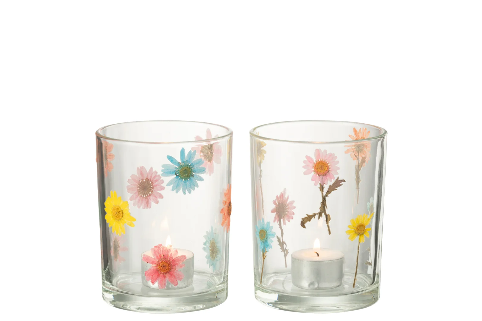 De Kaarsenhouder Orkaan Posy Glas Mix Groot Set van 2 heeft kandelaars van helder glas met kleurrijke geperste roze, blauwe en gele bloemen (inclusief zichtbare stelen), die elk een klein brandend waxinelichtje vasthouden.