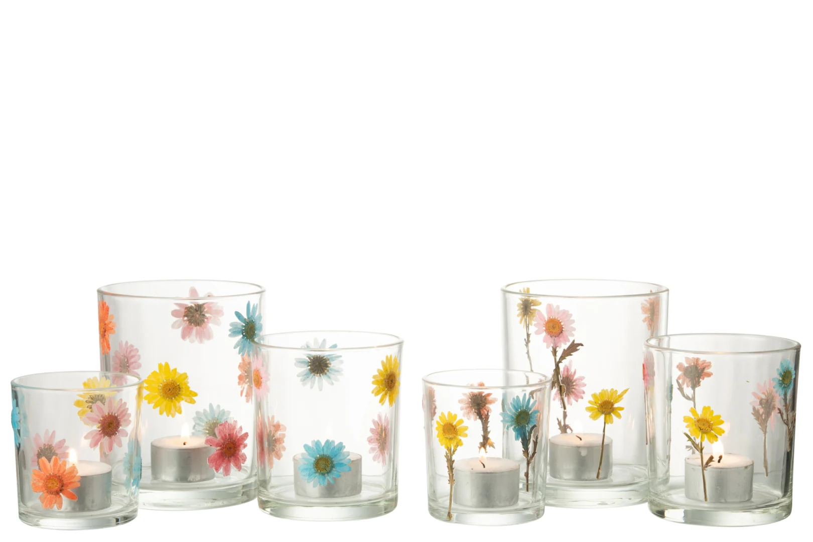 De Kaarsenhouder Orkaan Posy Glas Mix Groot Set van 2 heeft twee grote glazen kandelaars met waxinelichtjes, elk versierd met geperste bloemen in levendig geel, roze, blauw en oranje op een witte achtergrond.