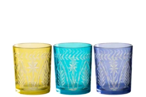Theelichthouder Tarifa Glas Mix Set van 3: drie transparante glazen kandelaars in geel, turquoise en lichtblauw, elk versierd met een geëtst bloemen- en varenpatroon, naast elkaar afgebeeld op een witte achtergrond.